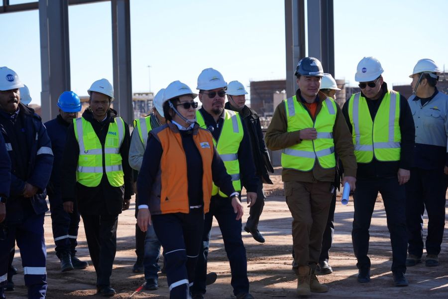 PM Zandanshatar Reviews Construction Progress of Oil Refinery Project
