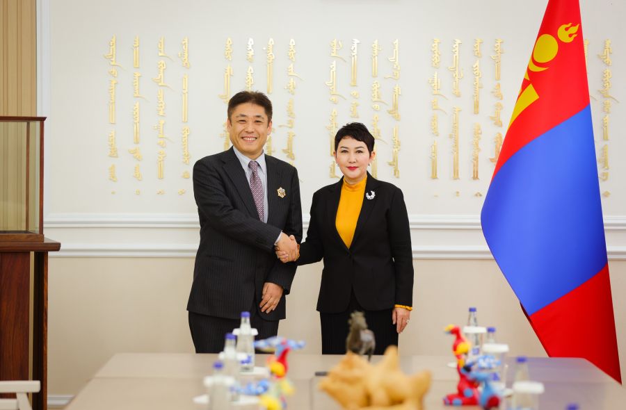 Foreign Minister Battsetseg Meets Mongolist Shimamura Ippei