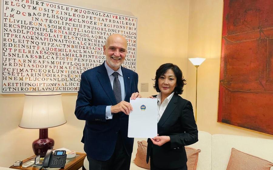 Ambassador to Italy presents copy of credentials