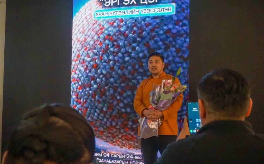 Buhddist Sculptor Enkhmandakh Paints 'Turning Point' Exhibition Works Using Soil, Plant-Based Pigments