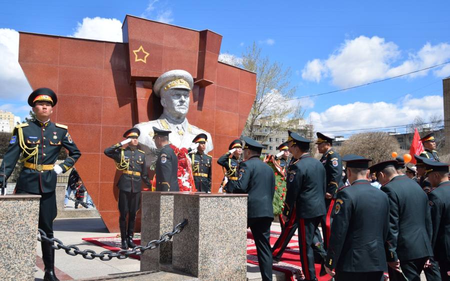 Wreath Laid at Monument of Marshal Zhukov