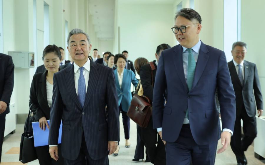 Minister of Foreign Affairs of the PRC Arrives for Official Visit