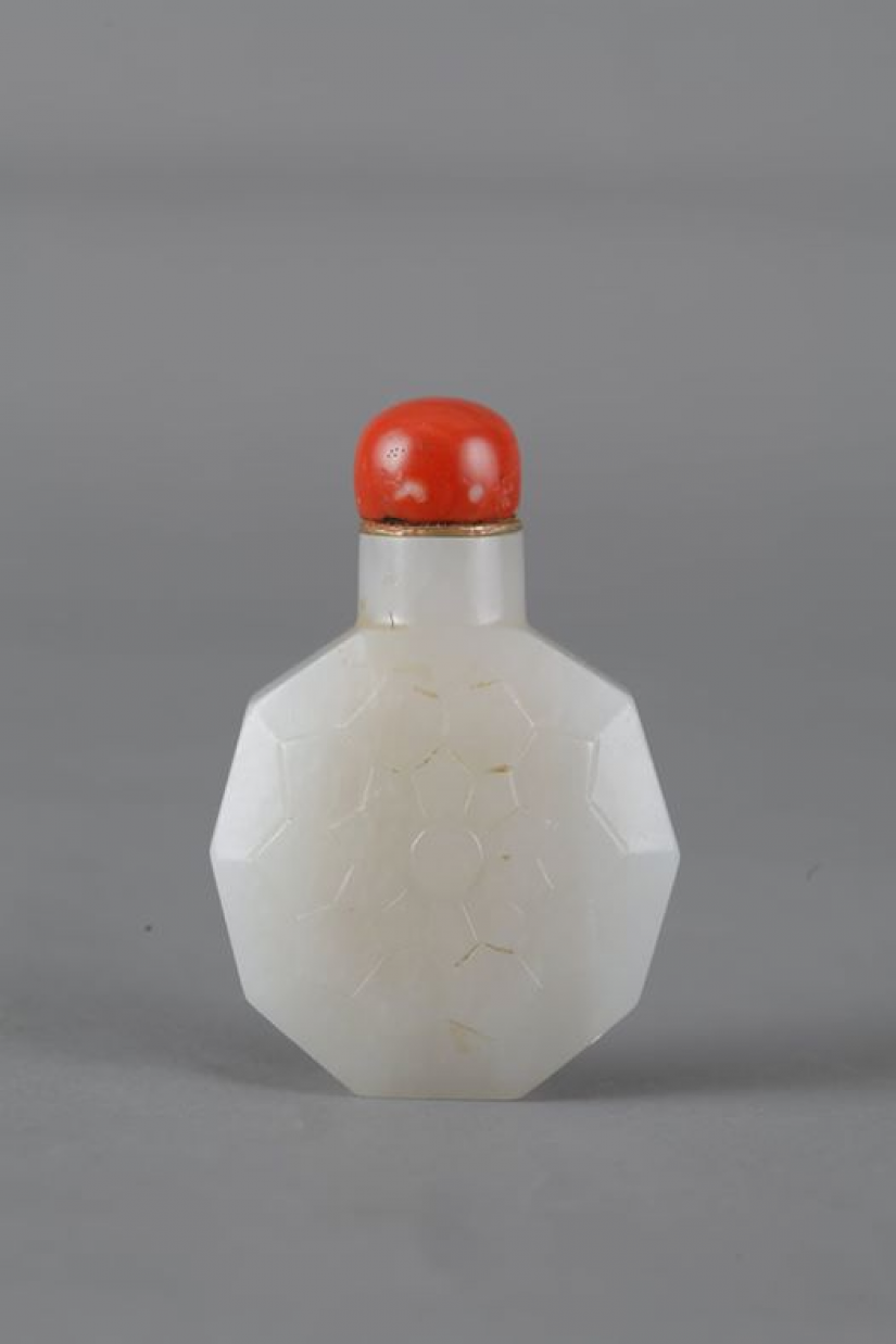 Bonhams : A MONGOLIAN-STYLE WHITE METAL RETICULATED SNUFF BOTTLE 19th  century (2)