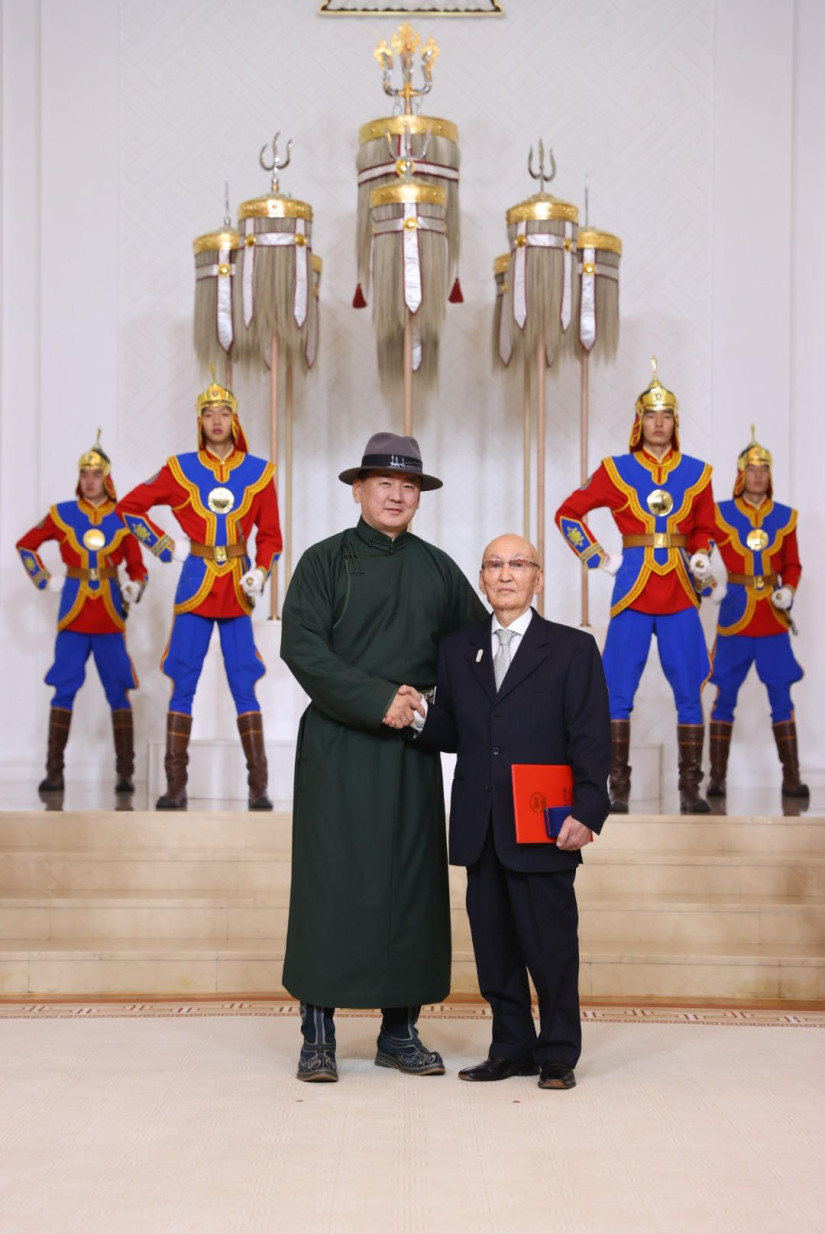 Дипломатуудад цол хүртээв