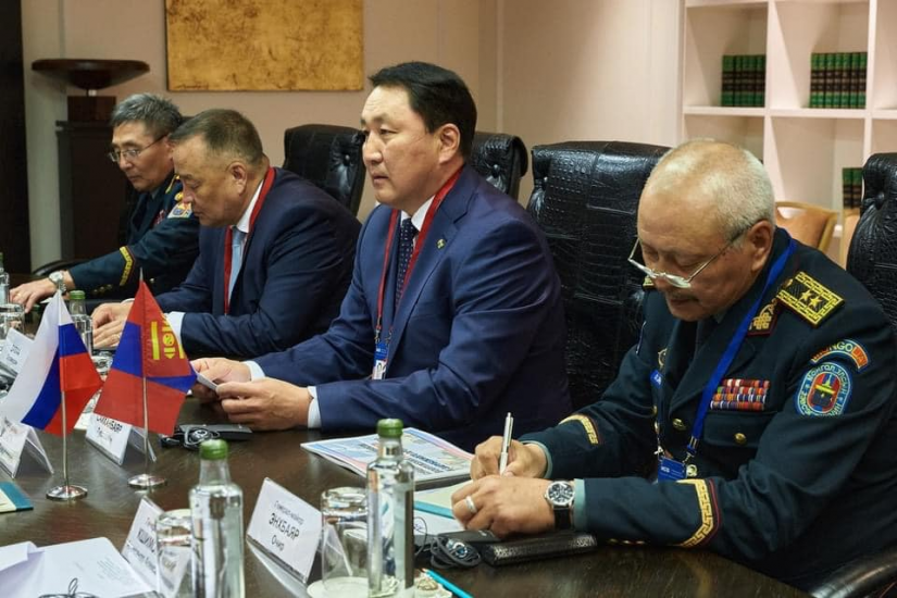 Mongolian, Russian Defense Ministers Meet In Moscow